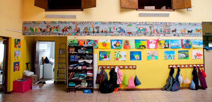 Trabalhos das crian�as decoram as paredes da escola. Como a produ��o � constante, s�o trocadas diariamente.